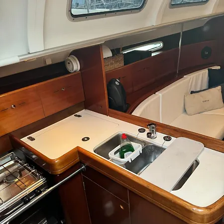 بوتيل Barco Eiroa En Centro, Real Club De Regatas *
